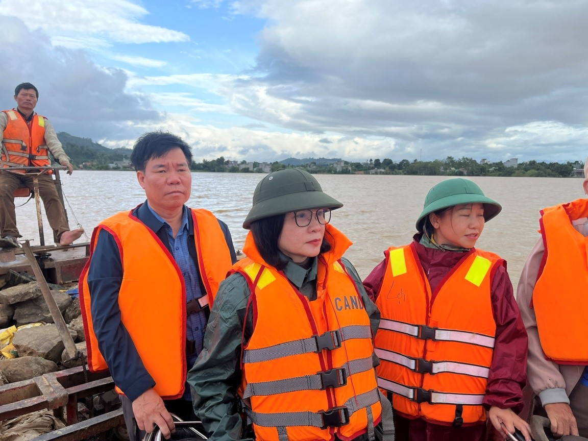 Đoàn ĐBQH tỉnh Đắk Lắk trao tặng 200 triệu đồng hỗ trợ xã Krông Ana trang bị phương tiện ứng cứu mưa lũ